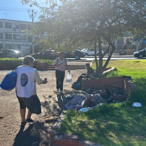 Apoderadas participan en campaña solidaria navideña